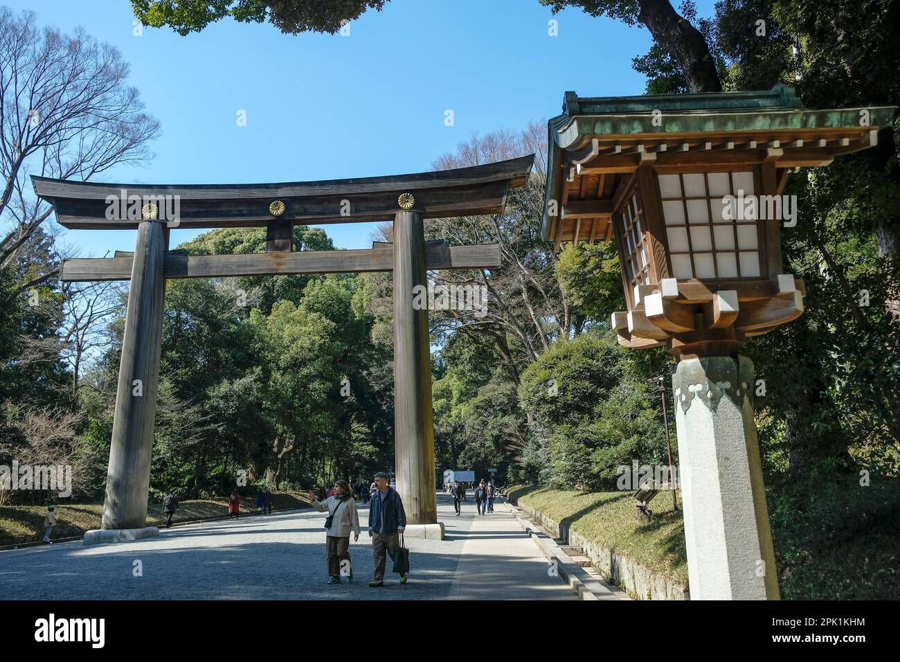 Tokyo, Giappone - 4 marzo 2023: Torii indica la strada per il Santuario Meiji nel Parco di Yoyogi a Shibuya, Tokyo, Giappone. Foto Stock