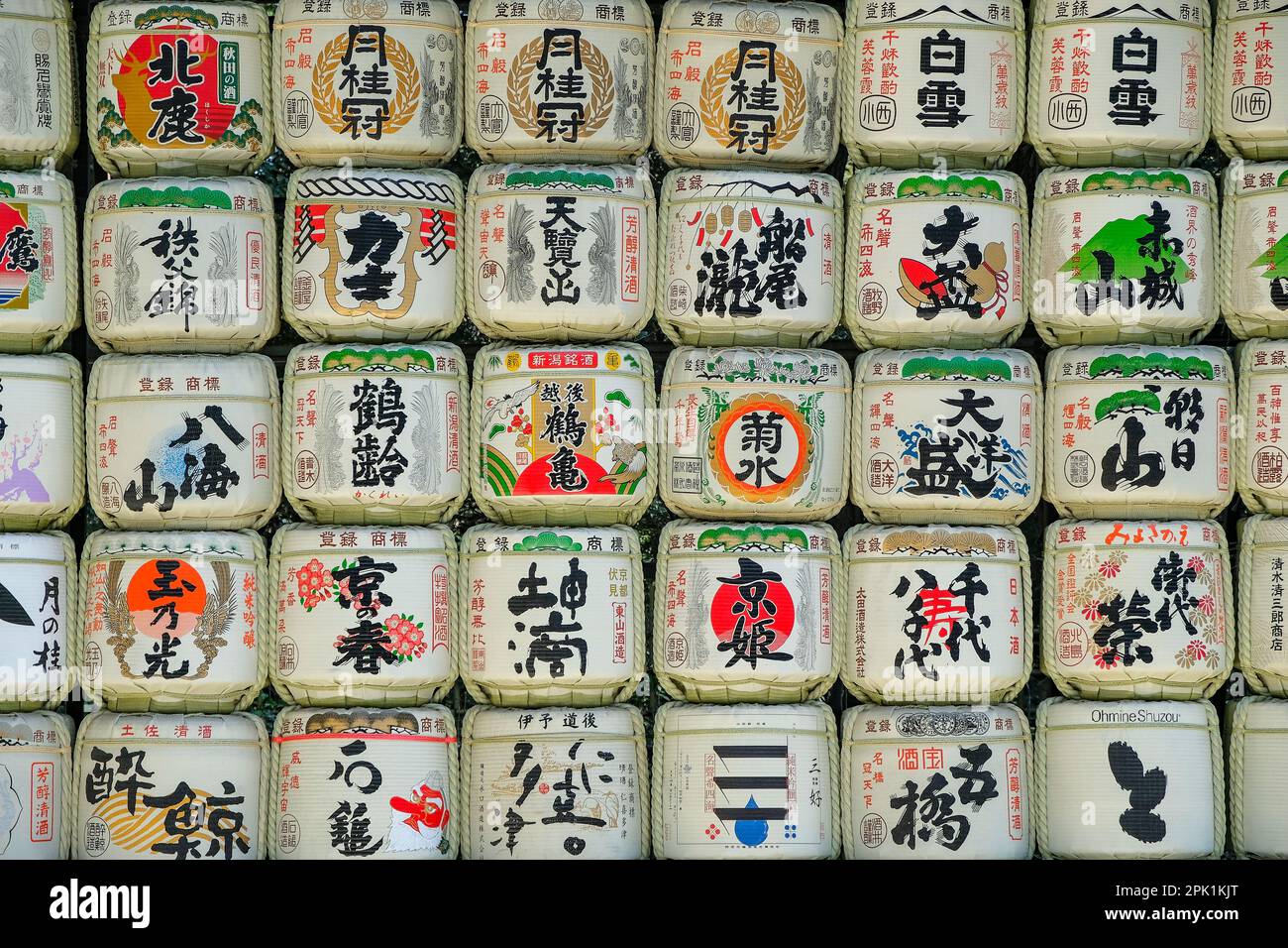 Tokyo, Giappone - 4 marzo 2023: Barili di sakè nel Santuario Meiji nel Parco di Yoyogi a Shibuya, Tokyo, Giappone. Foto Stock