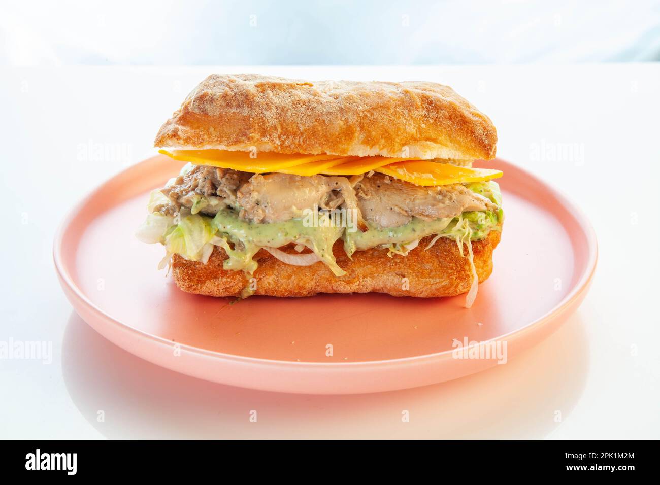 Pollo con ciabatta avocado sano panino. Foto Stock