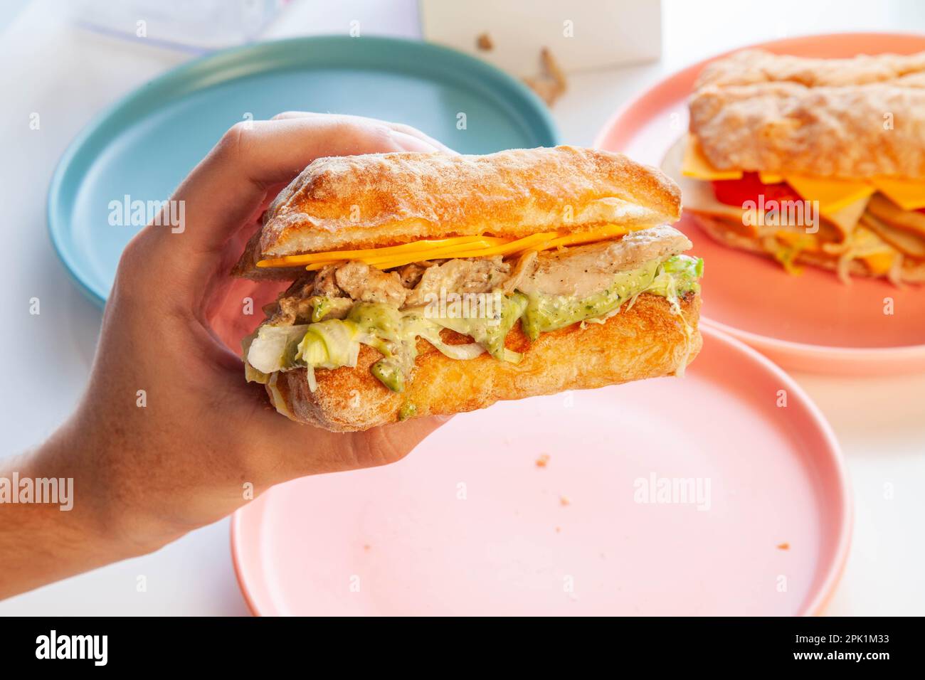 Pollo con ciabatta all'avocado, panino salutare. Foto Stock