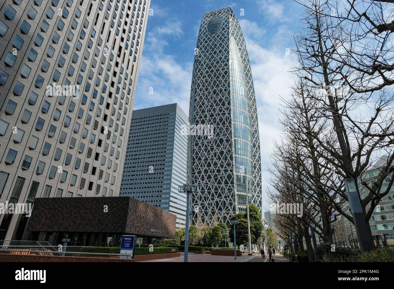 Tokyo, Giappone - 6 marzo 2023: La Mode Gakuen Cocoon Tower nel quartiere centrale degli affari di Shinjuku di Tokyo, Giappone. Foto Stock