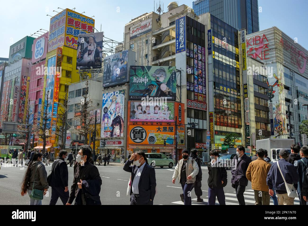 Tokyo, Giappone - 7 marzo 2023: Persone che camminano attraverso il quartiere Akihabara di Tokyo, famoso per le sue anime, manga e negozi di videogiochi. Foto Stock