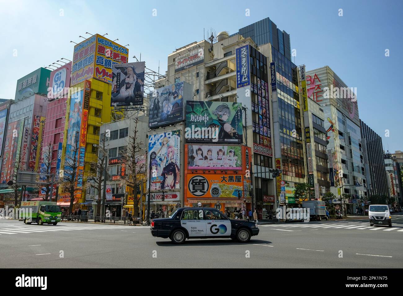 Tokyo, Giappone - 7 marzo 2023: Un taxi nel quartiere Akihabara di Tokyo, famoso per i suoi negozi di anime, manga e videogiochi. Foto Stock