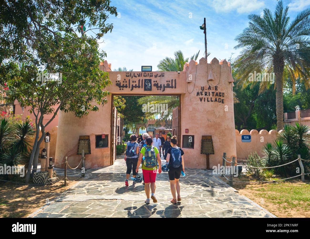 L'entrata anteriore, che assomiglia ad un vecchio forte, souk. All'Emirates Heritage Club Heritage Village di Abu Dhabi, Emirati Arabi Uniti. Foto Stock