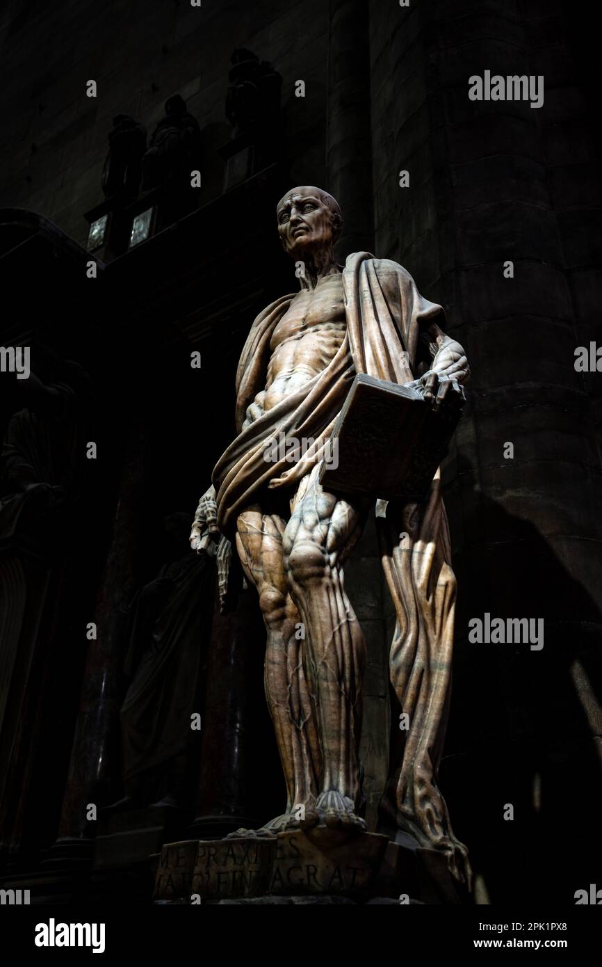 San Bartolomeo scolpito, capolavoro della scultura seicentesca nel Duomo di Milano, in Lombardia, nel nord Italia, in Europa. Foto Stock