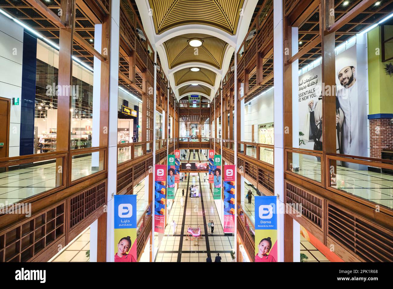 Una vista dei vari livelli del moderno assume il tradizionale design del souk di legno. Al Foster & Partners ha progettato il World Trade Center shopping ma Foto Stock