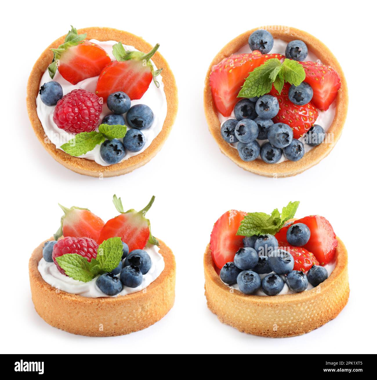 Set di gustose tartine dolci con frutti di bosco freschi su fondo bianco Foto Stock