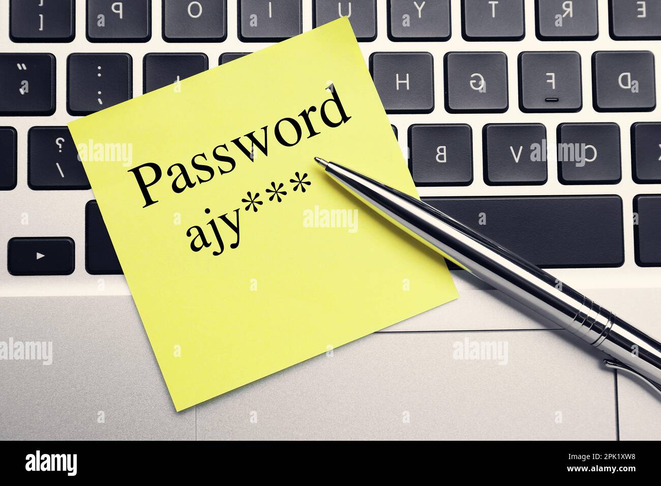 Nota adesiva con parola Password e penna sul laptop, vista dall'alto Foto Stock