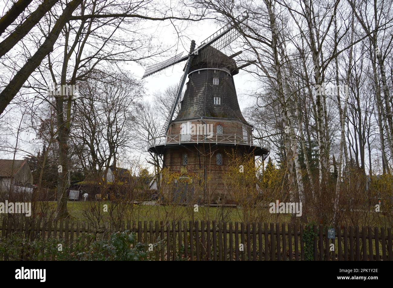 Berlino, Germania - 12 marzo 2023 - Mulino a vento, Adlermühle, a Mariendorf. (Marku Rainer Peltonen) Foto Stock