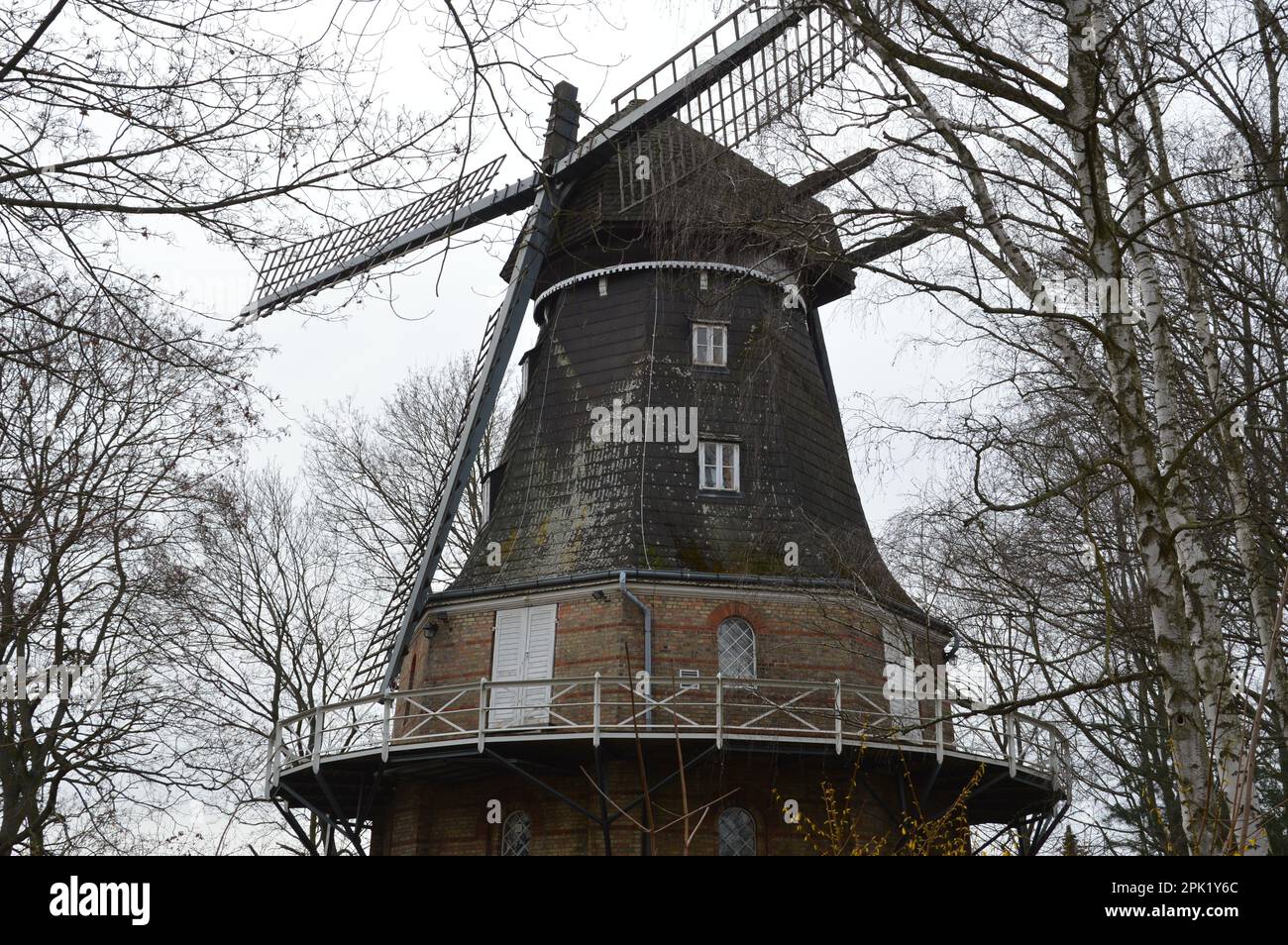 Berlino, Germania - 12 marzo 2023 - Mulino a vento, Adlermühle, a Mariendorf. (Marku Rainer Peltonen) Foto Stock