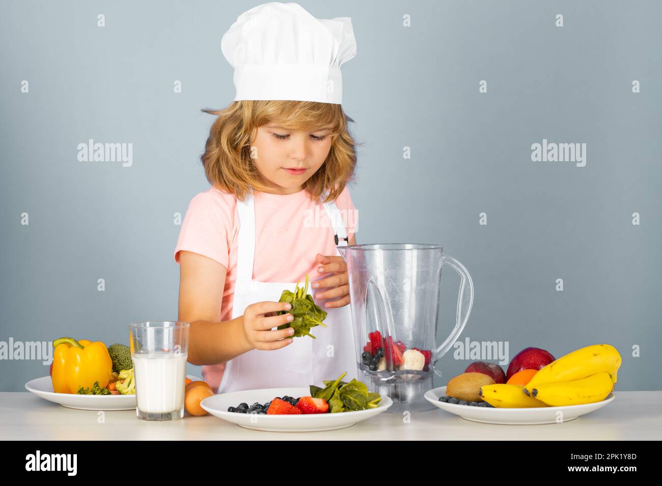 Chef bambino vestito cuoco panettiere grembiule e cappello chef isolato su  sfondo studio. Nutrizione sana cibo per bambini Foto stock - Alamy