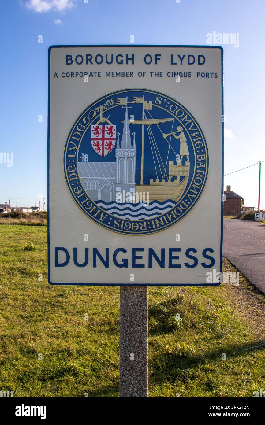 Cartello con stemma per Dungeness nel comune di Lydd in Kent con stemma Foto Stock