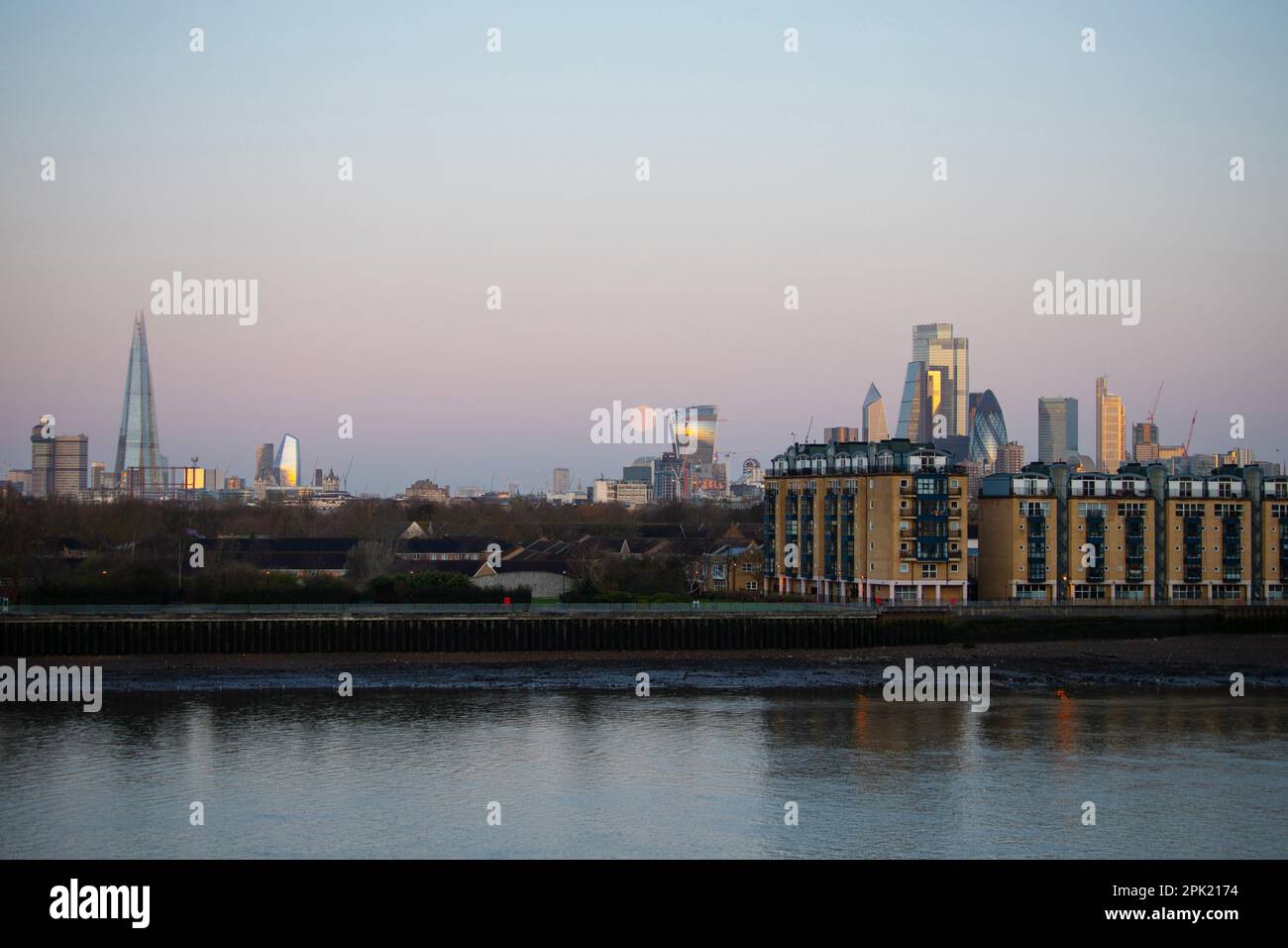 All'alba, la Luna lupo (super luna) splende sul Tamigi, sullo Shard e sulla City di Londra Foto Stock