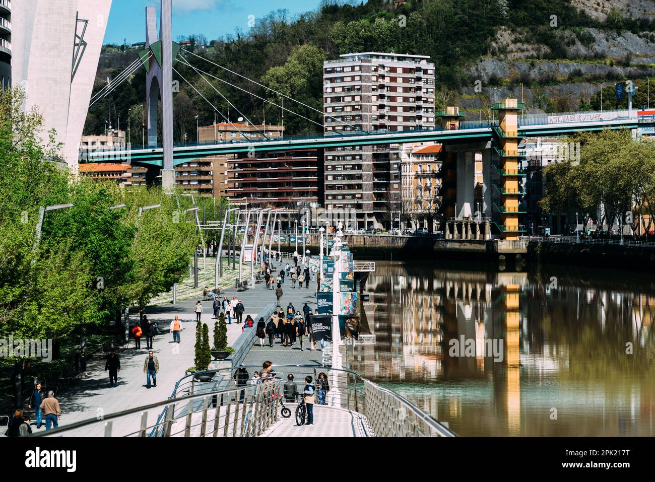 Bilbao, Spagna - 3 aprile 2023: Vista sul famoso ponte pedonale Zubizuri o sul Puente del campo Volantin a Bilbao, Spagna, attraversando il fiume Nervion Foto Stock