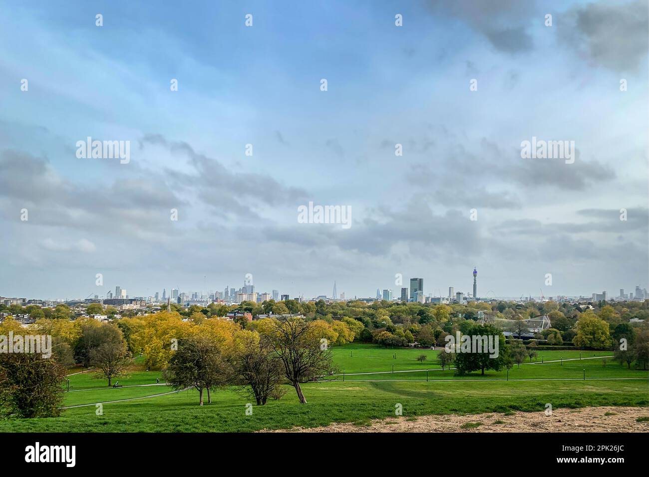 Regent's Park e lo skyline di Londra, vista dalla collina di Primrose, Regno Unito Foto Stock