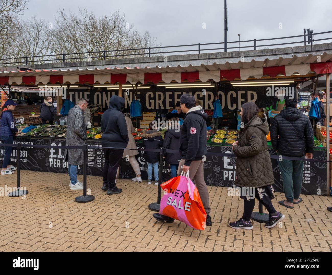 Stallo sul mercato all'aperto, Midsummer Boulevard, Milton Keynes, Regno Unito Foto Stock