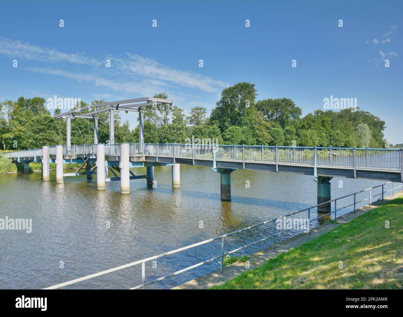 Il ponte blu a Friedrichstadt, Frisia del Nord, Schleswig-Holstein, Germania Foto Stock