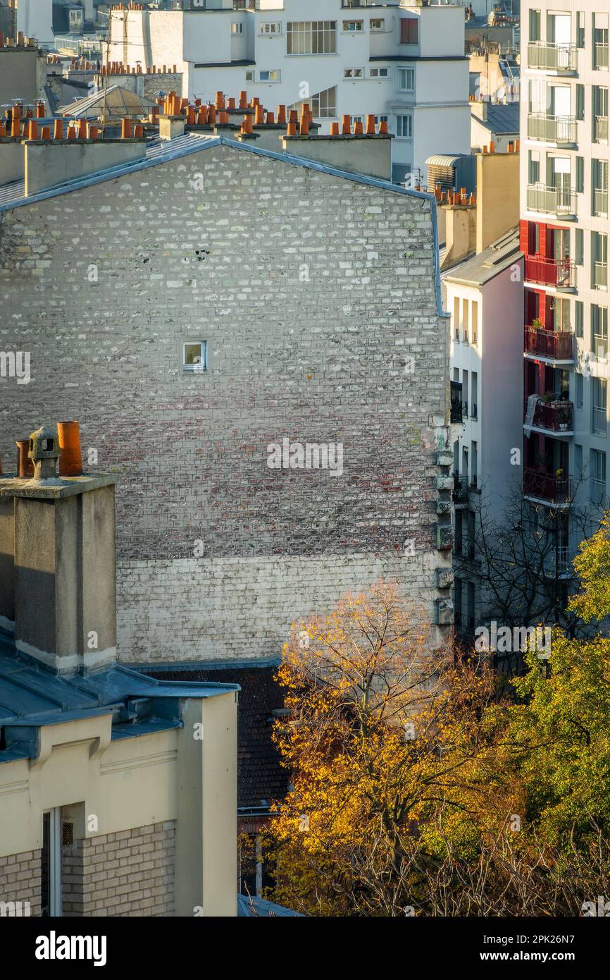 Vista aerea di Parigi, Francia con una parete in mattoni a timpano vuota con spazio copia Foto Stock