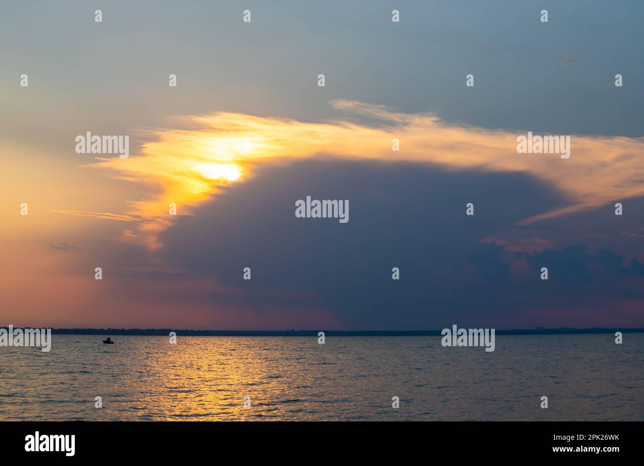 Bellissimo tramonto rosso e orang sul lago. Foto Stock