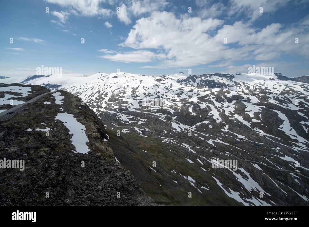 fjell intorno alla cima di Dalsnibba che è un hotspot turistico appena a sud di Geirangerfjorden in Norvegia. Foto Stock