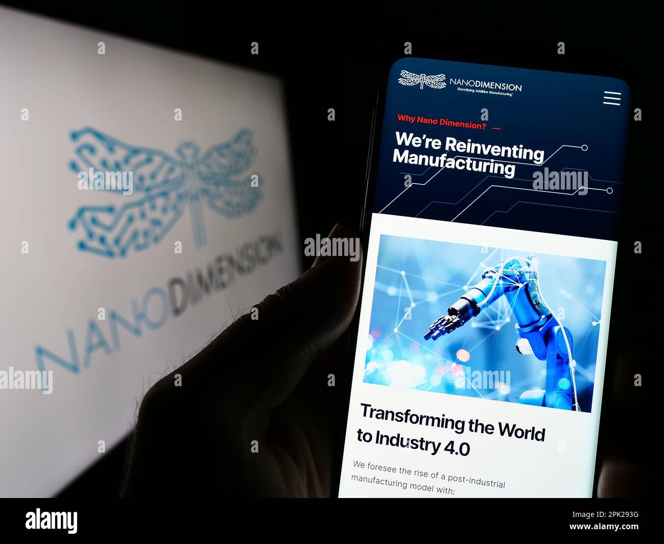 Persona che tiene in mano lo smartphone con la pagina Web dell'azienda Nano Dimension Technologies Ltd. Sullo schermo davanti al logo. Messa a fuoco al centro del display del telefono. Foto Stock