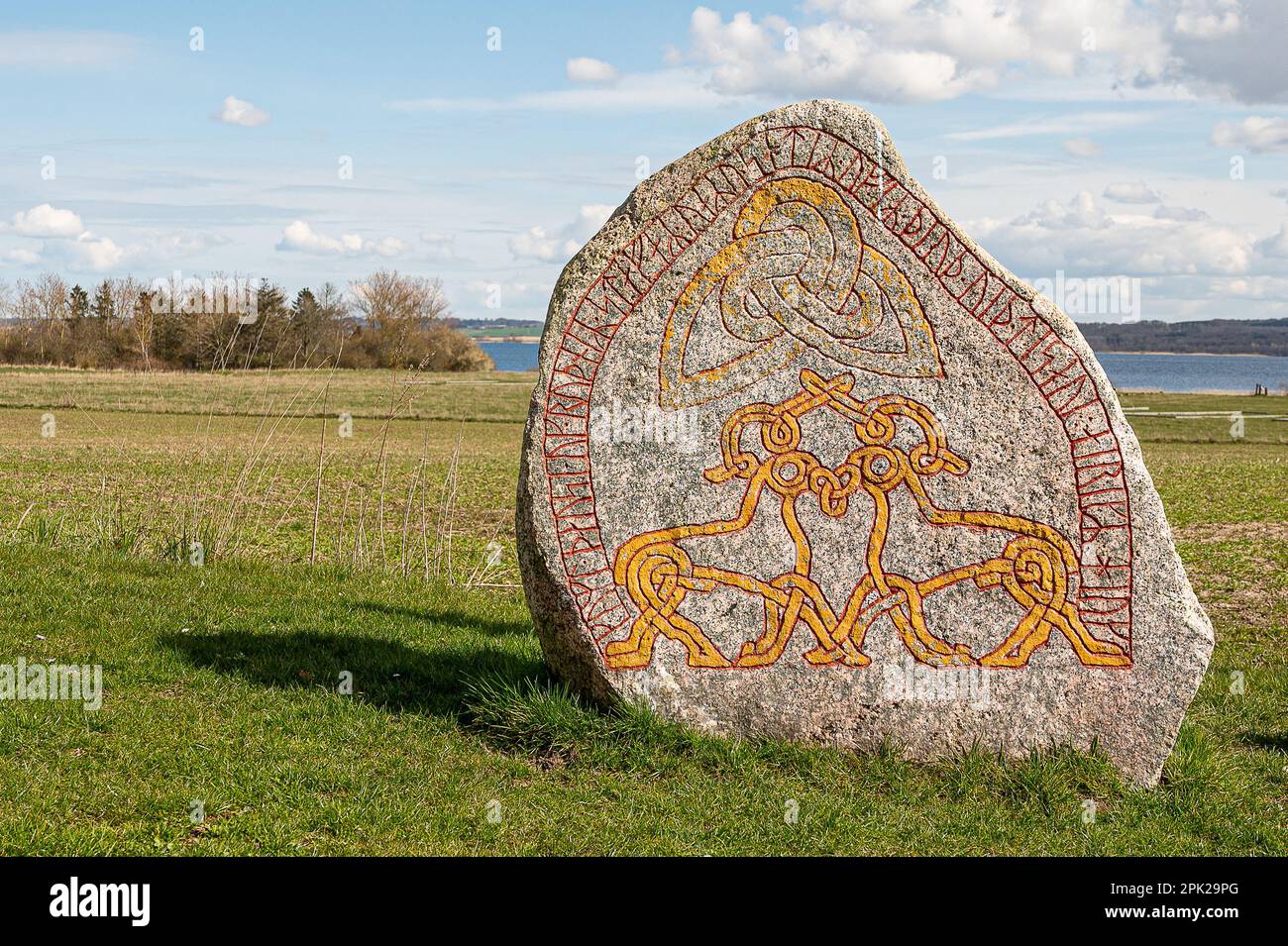 Una nuova pietra con l'alfabeto nordico a Tissø Vikingland, Danimarca, 4 aprile 2023 Foto Stock