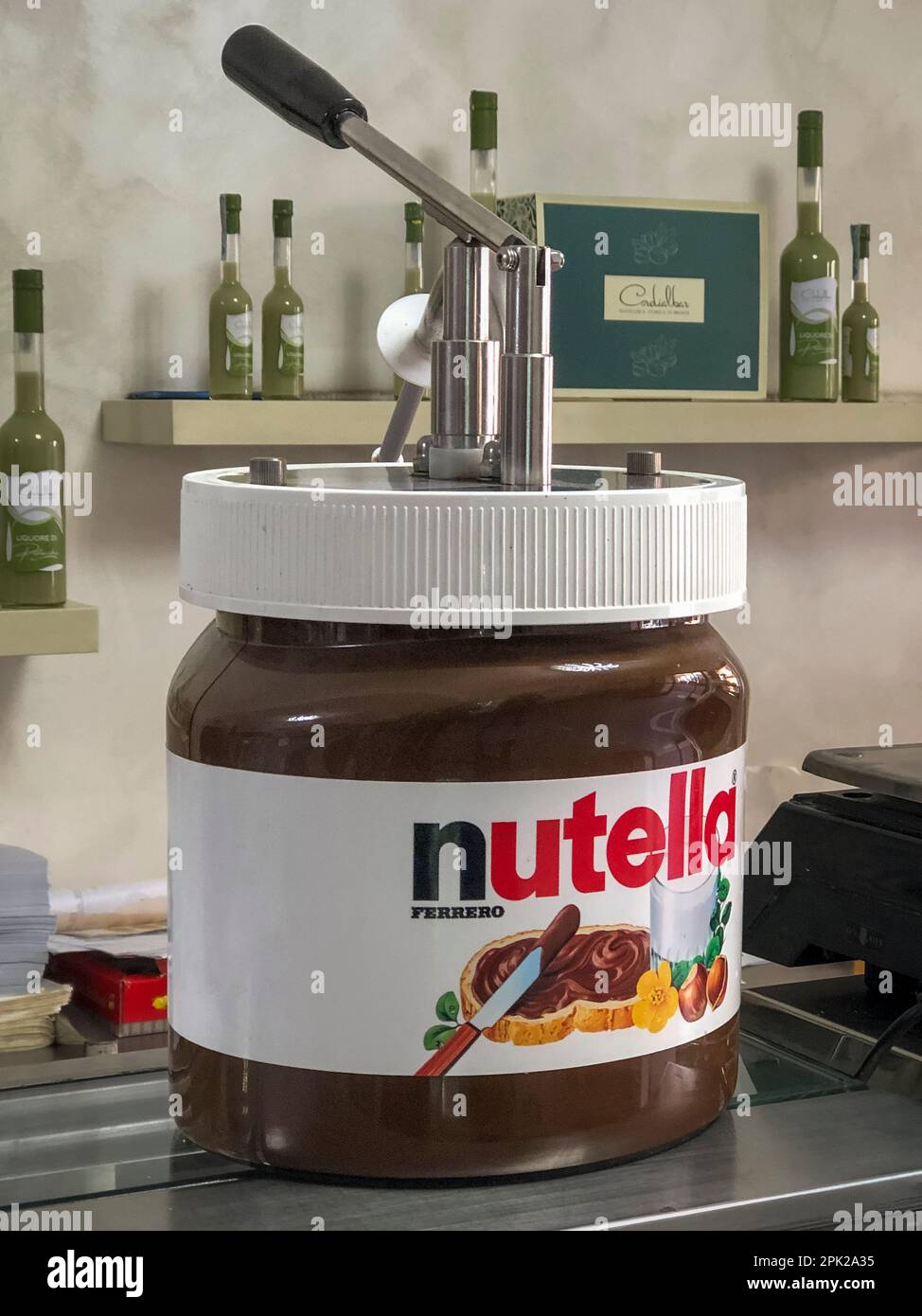 Un dispenser per servire la Nutella, la famosa crema di nocciole e cioccolato italiano, spesso spremuta in brioche o croissant per una colazione veloce Foto Stock