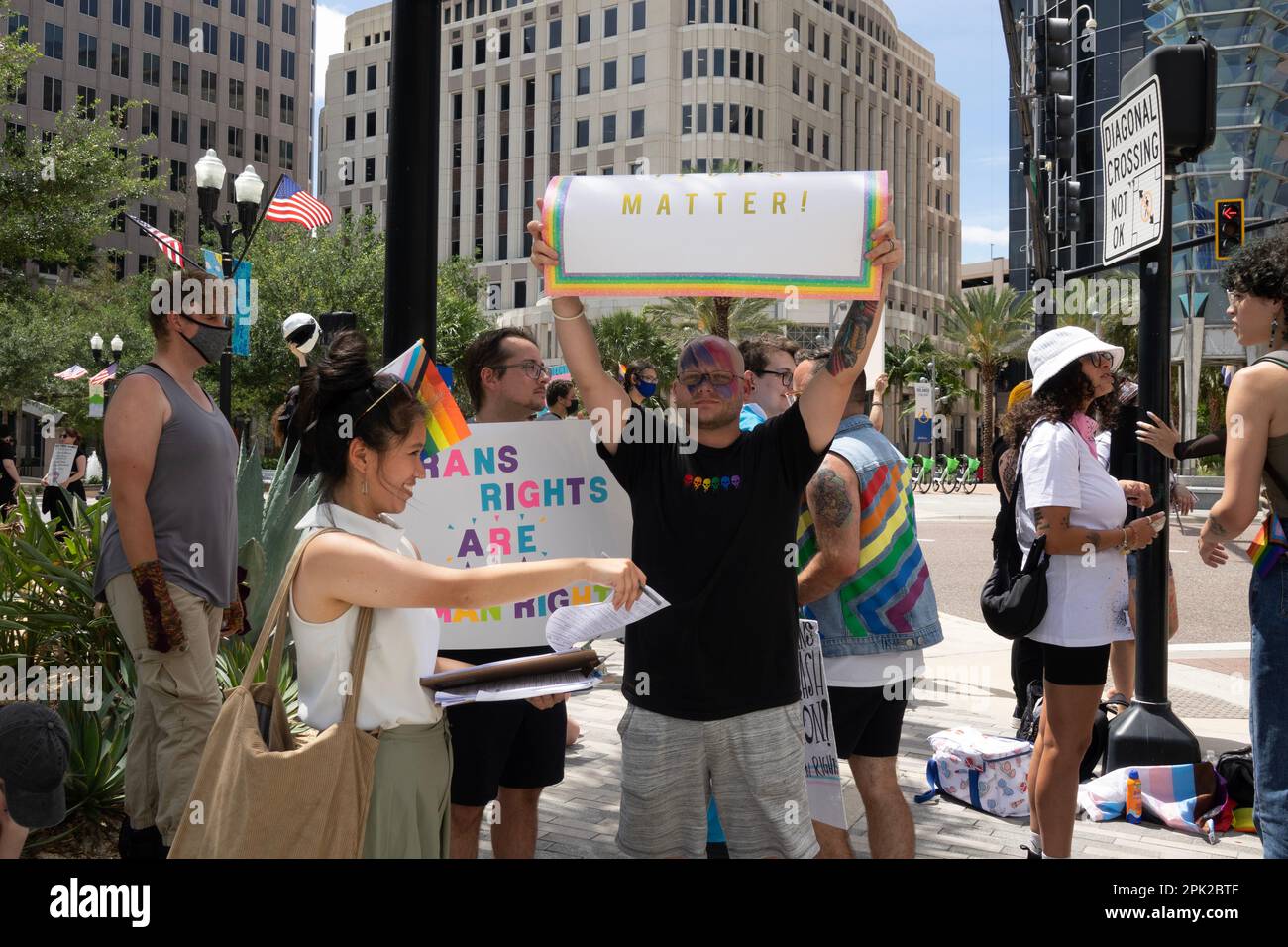 I diritti dei giovani gay si radunano di fronte al municipio di Orlando, Florida, protestando contro politiche discriminatorie da parte del governo statale Foto Stock