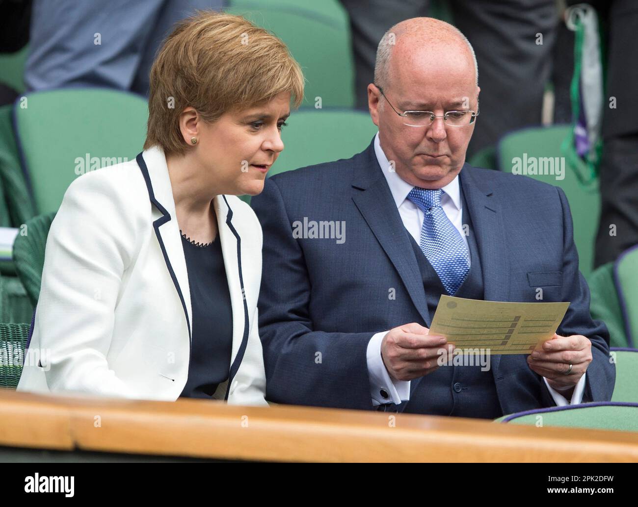 10/07/2016. Wimbledon. Il primo ministro scozzese Nicola Sturgeon e suo marito Peter Murrell nella Royal Box per la finale di Mens Singles, Centre Cou Foto Stock