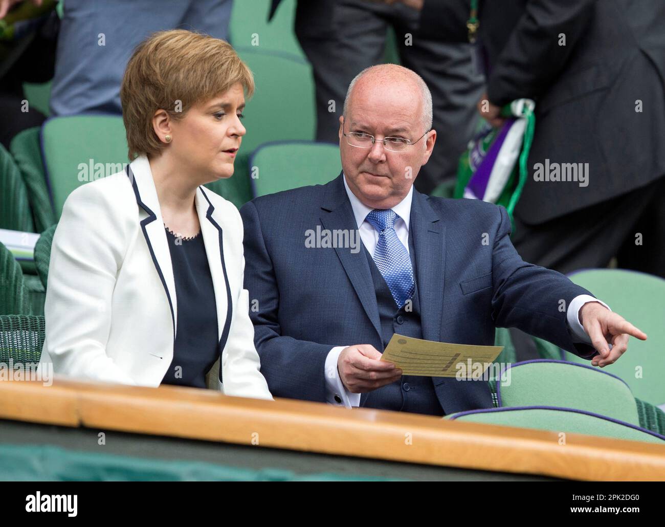 10/07/2016. Wimbledon. Il primo ministro scozzese Nicola Sturgeon e suo marito Peter Murrell nella Royal Box per la finale di Mens Singles, Centre Cou Foto Stock