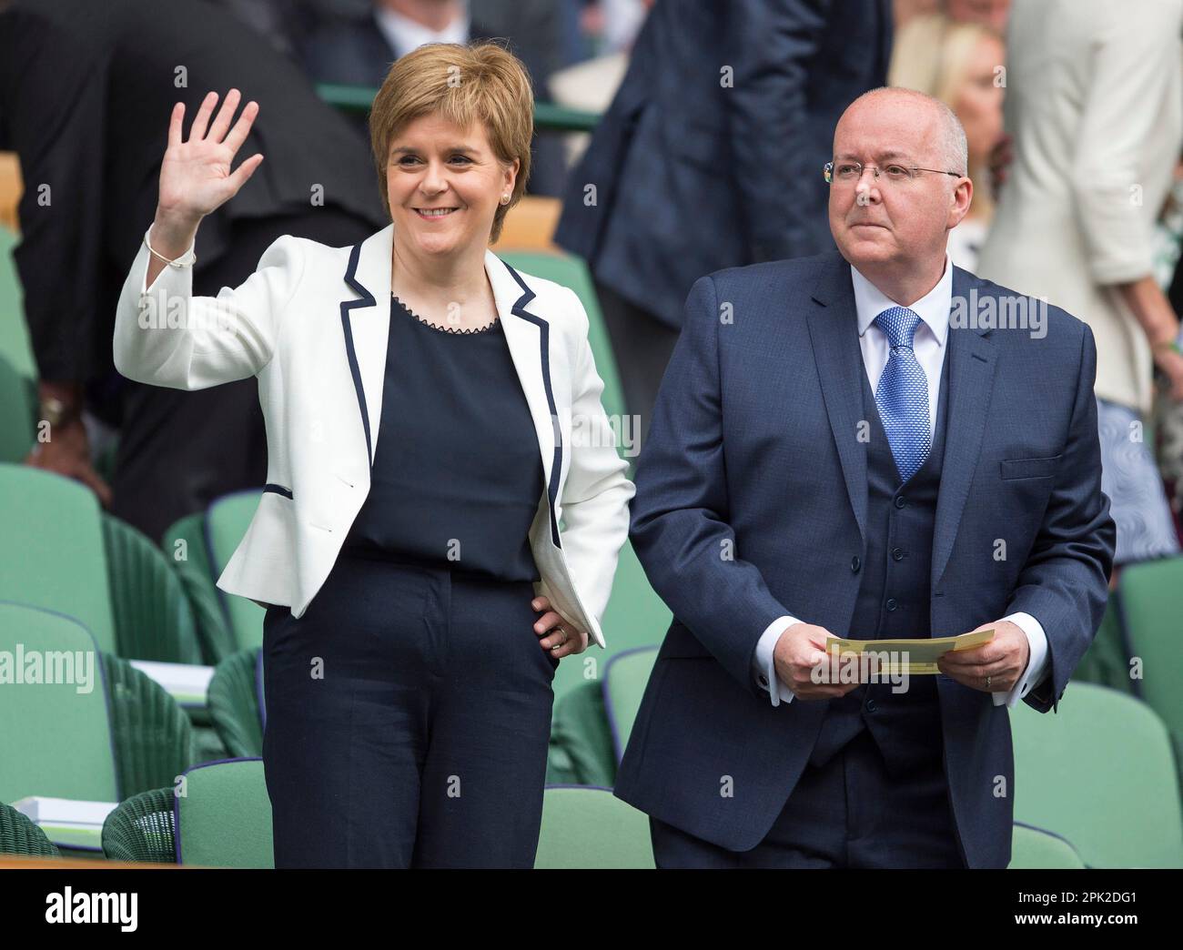 10/07/2016. Wimbledon. Il primo ministro scozzese Nicola Sturgeon e suo marito Peter Murrell nella Royal Box per la finale di Mens Singles, Centre Cou Foto Stock
