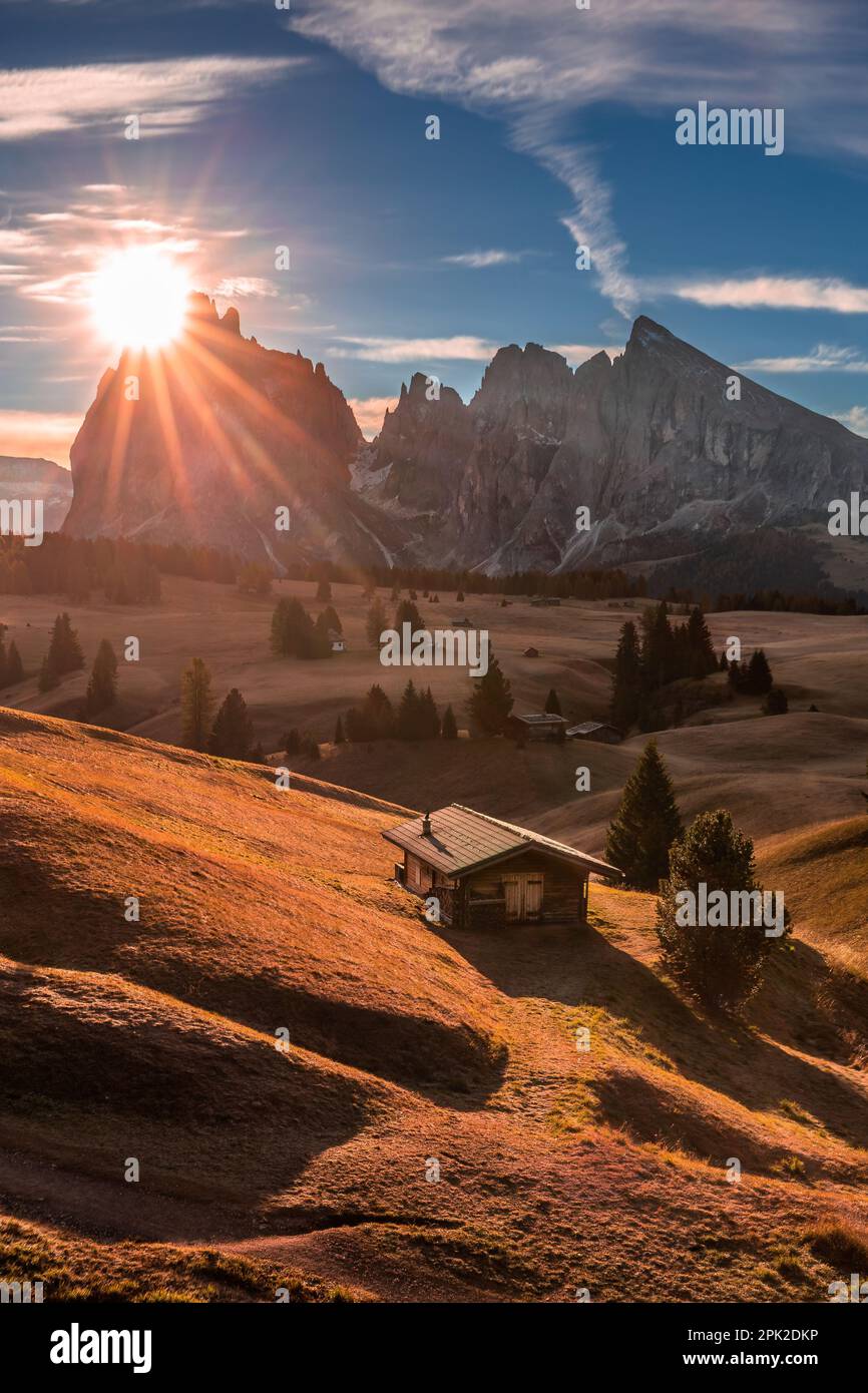 Alpe di Siusi, Italia - alba autunnale con chalet in legno a Seiser Alm in Alto Adige, nella catena montuosa delle Dolomiti con Saslonch (Sassolungo o L Foto Stock