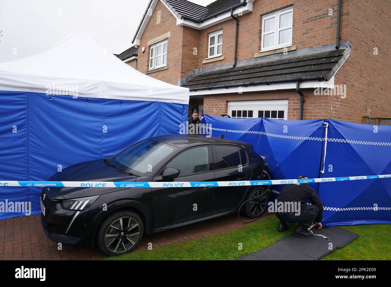 Nastro di polizia e una tenda di polizia fuori dalla casa dell'ex amministratore delegato del Partito Nazionale Scozzese (SNP) Peter Murrell, a Uddingston, Glasgow, dopo essere stato arrestato in relazione alle indagini in corso sul finanziamento e le finanze del partito. Data immagine: Mercoledì 5 aprile 2023. Foto Stock