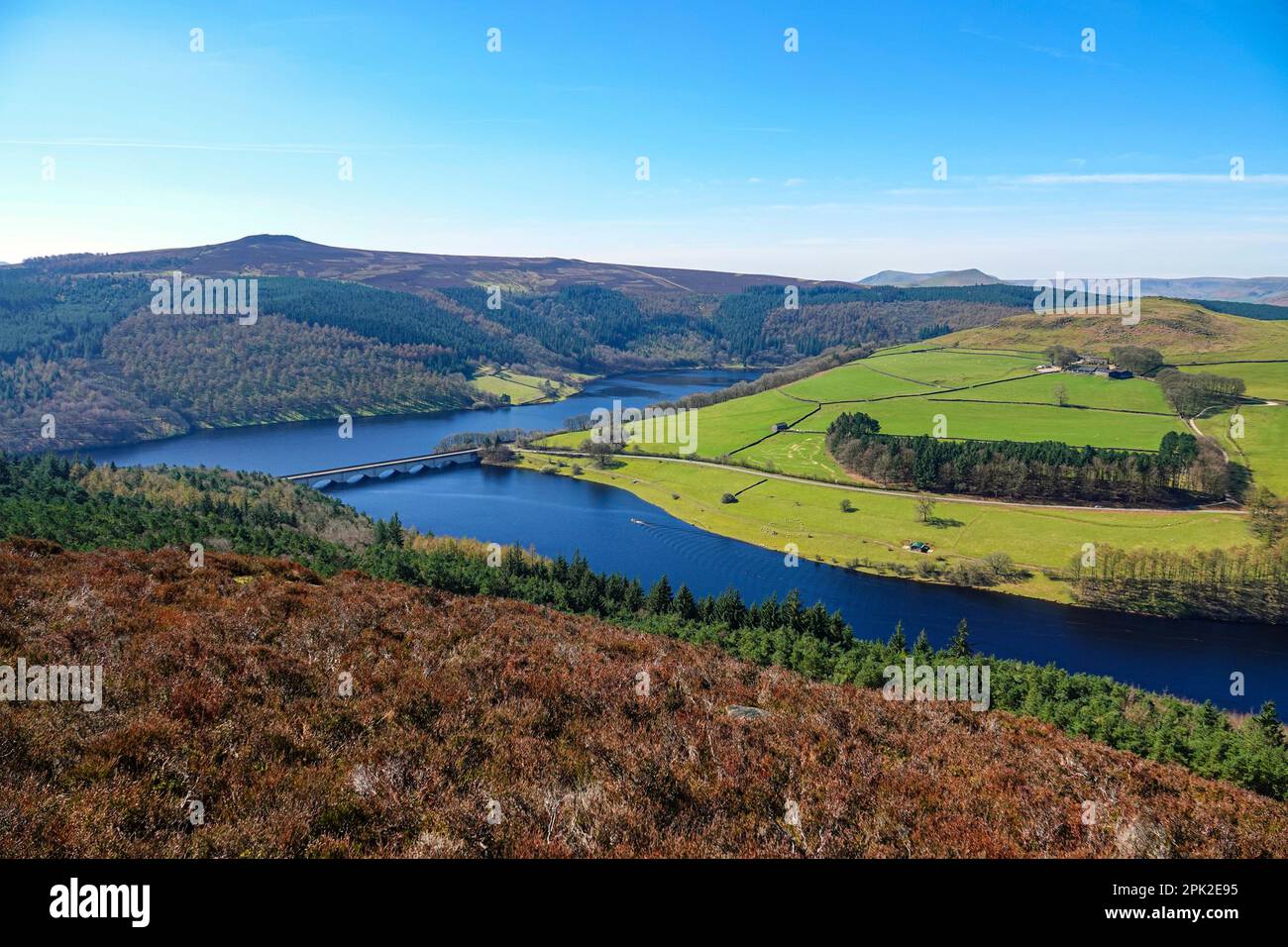 Camminando lungo Dovestones Edge, sopra il lago artificiale di Ladybower e le dighe di Derwent, Peak District, Derbyshire, Regno Unito Foto Stock