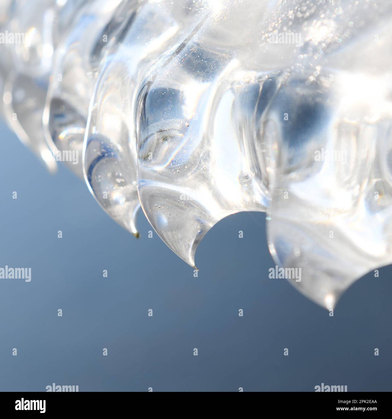 modellato dal vento e dal tempo... Denti di ghiaccio, artigli di ghiaccio ( alluvione invernale 2020/2021 ), sculture di ghiaccio naturali, dettagli di una piastra di ghiaccio sovrastante Foto Stock
