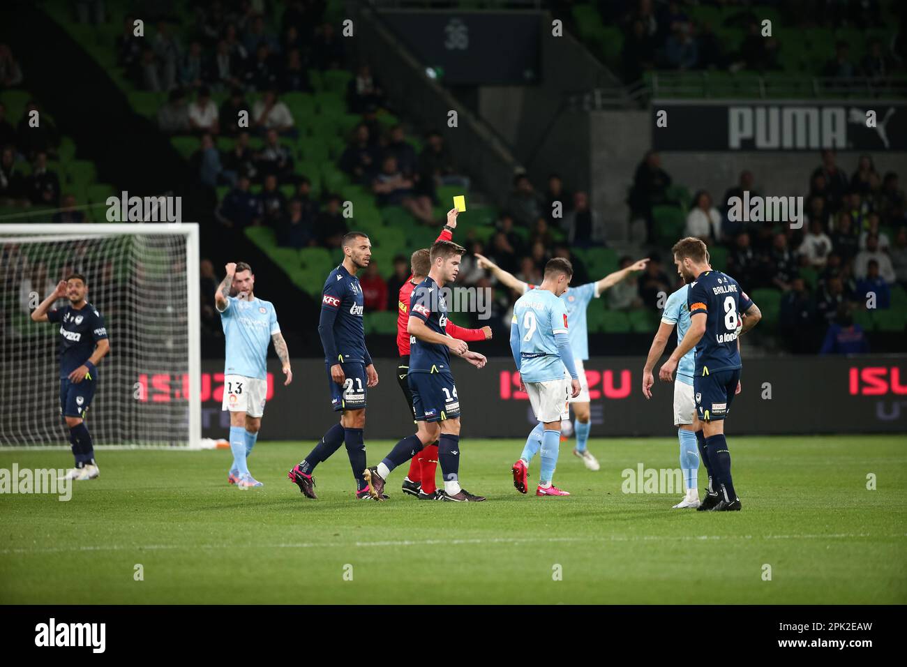 Melbourne, Australia, 5 aprile 2023. Arbitro carte gialle Roderick Miranda of Melbourne Victory durante la partita di calcio Della A-League tra Melbourne City FC e Melbourne Victory all'AAMI Park il 5 aprile 2023 a Melbourne, Australia. Credit: Dave Hewison/Speed Media/Alamy Live News Foto Stock