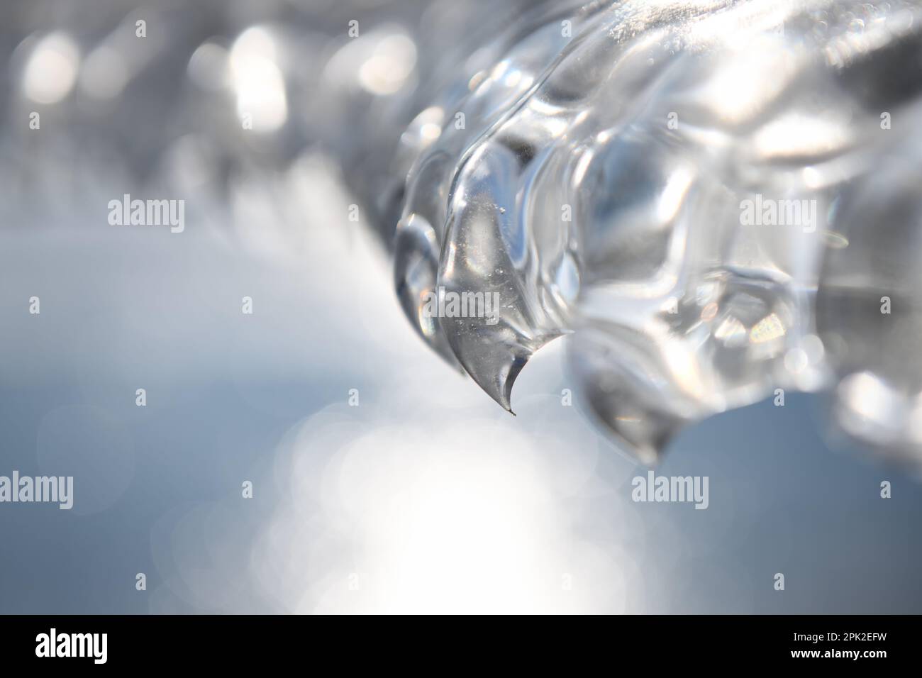 ago affilato... Denti di ghiaccio (alluvione invernale e scatto freddo 2020/2021 ), artigli di ghiaccio formati da vento, tempo e alluvione Foto Stock