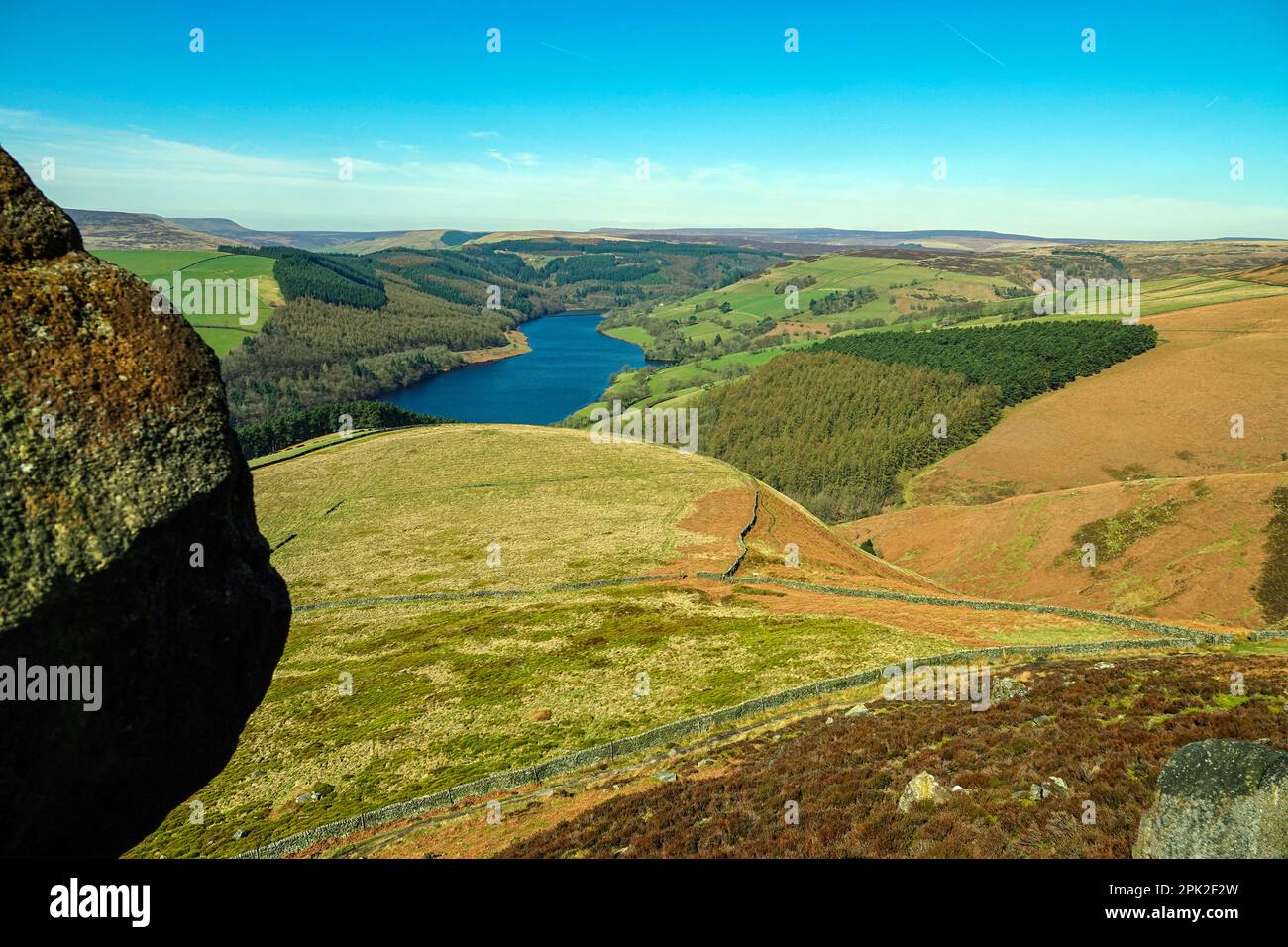 Camminando lungo Dovestones Edge, sopra il lago artificiale di Ladybower e le dighe di Derwent, Peak District, Derbyshire, Regno Unito Foto Stock