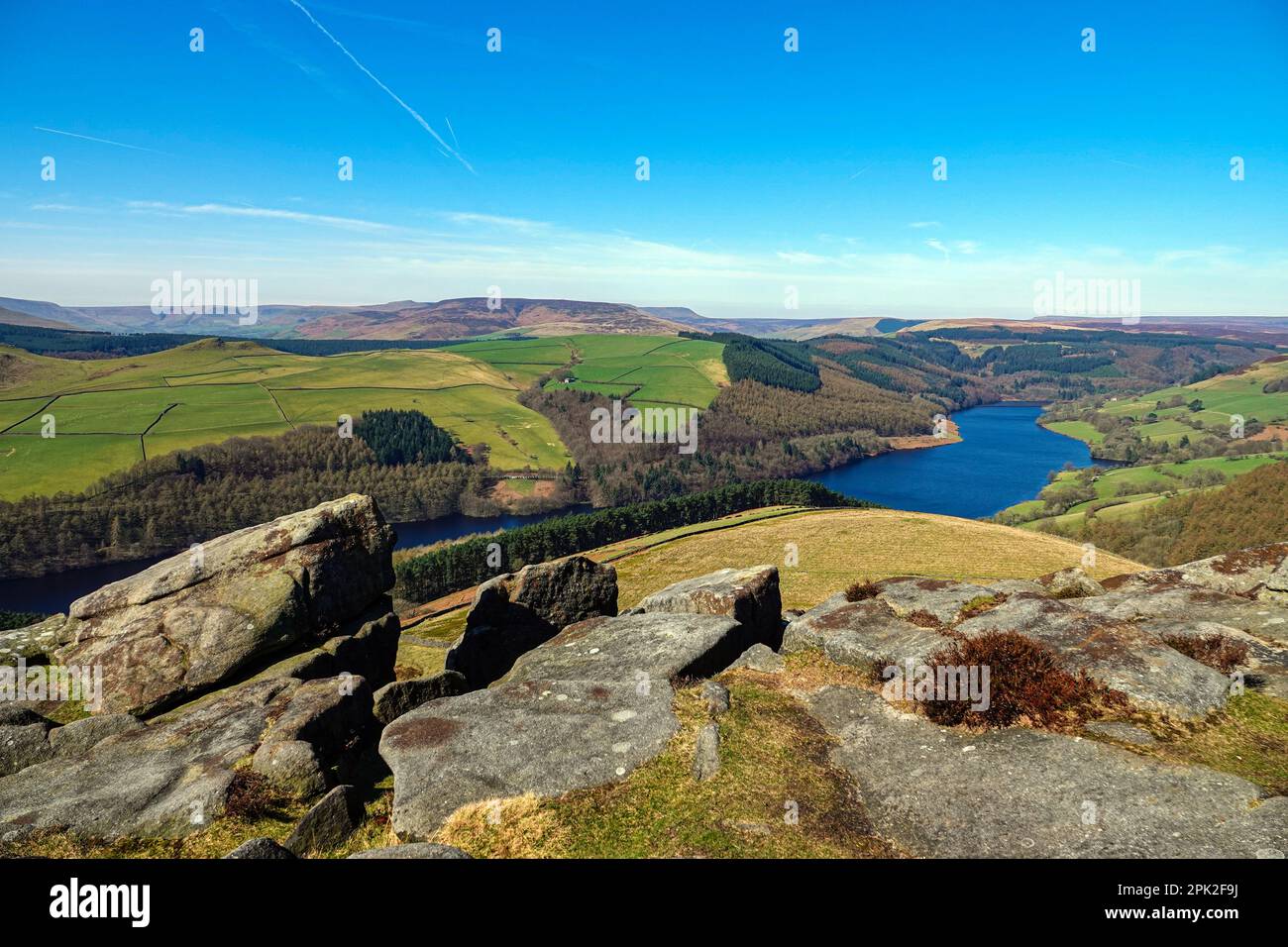 Camminando lungo Dovestones Edge, sopra il lago artificiale di Ladybower e le dighe di Derwent, Peak District, Derbyshire, Regno Unito Foto Stock