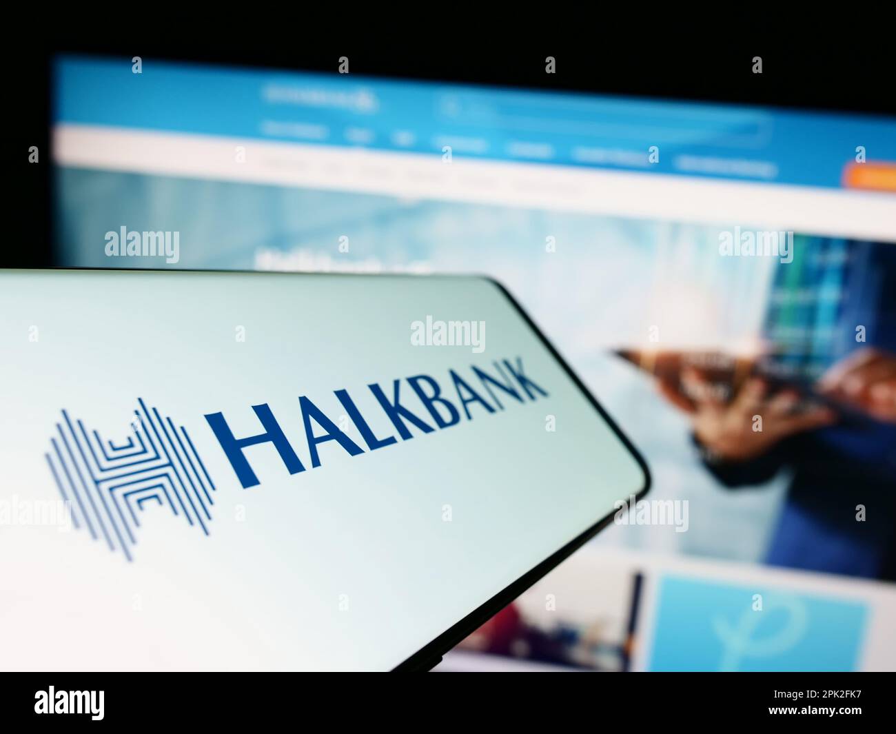 Smartphone con il logo della società Turkiye Halk Bankasi AS (Halkbank) sullo schermo di fronte al sito web aziendale. Messa a fuoco a sinistra del display del telefono. Foto Stock