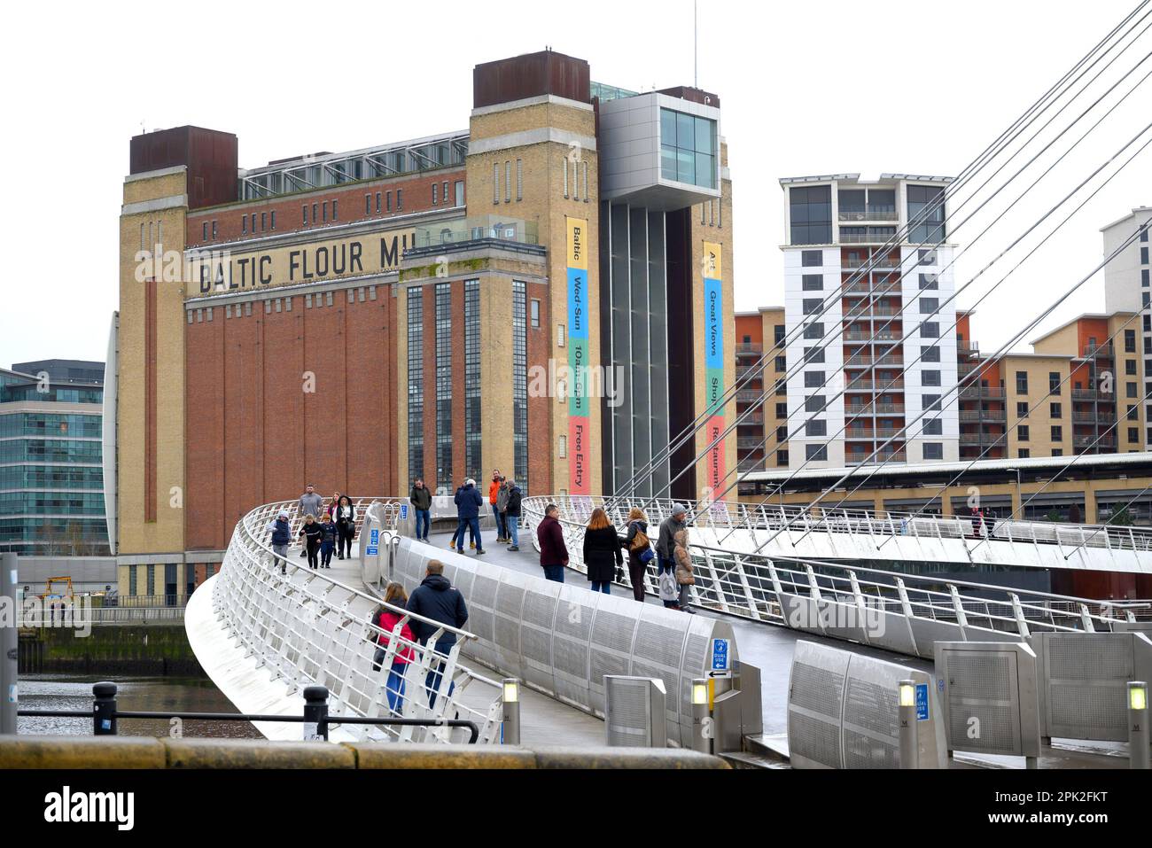 Gateshead, Tyne and Wear, Inghilterra, Regno Unito. Centro Baltico per l'arte contemporanea visto dal Gateshead Millennium Bridge del fiume Tyne Foto Stock