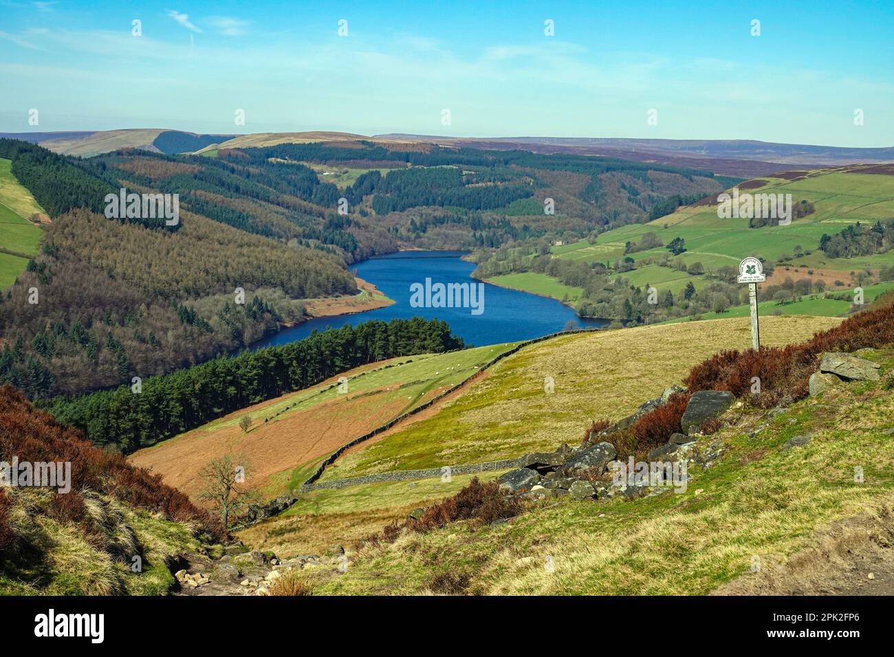 Camminando lungo Dovestones Edge, sopra il lago artificiale di Ladybower e le dighe di Derwent, Peak District, Derbyshire, Regno Unito Foto Stock