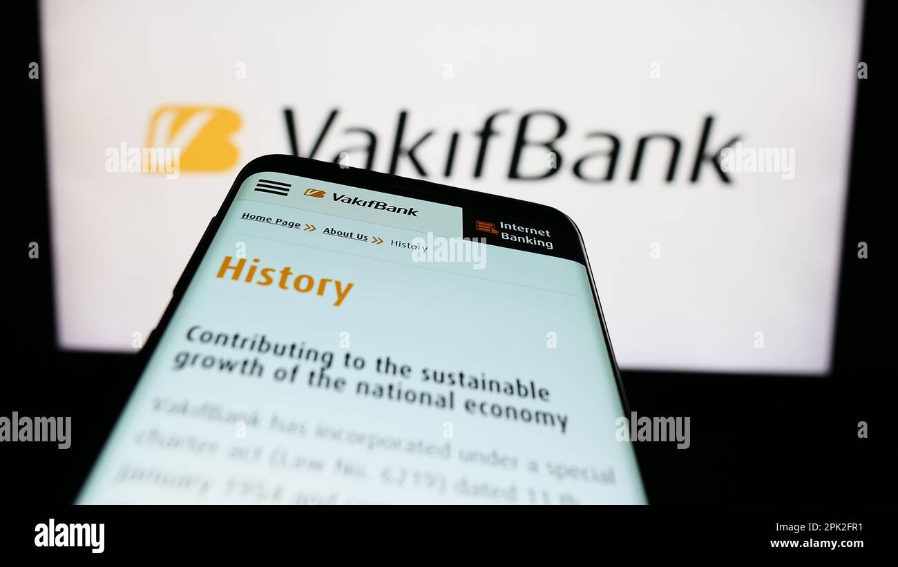 Smartphone con sito web di Turkiye Vakiflar Bankasi T.A.O. (VakifBank) sullo schermo davanti al logo aziendale. Messa a fuoco in alto a sinistra del display del telefono. Foto Stock