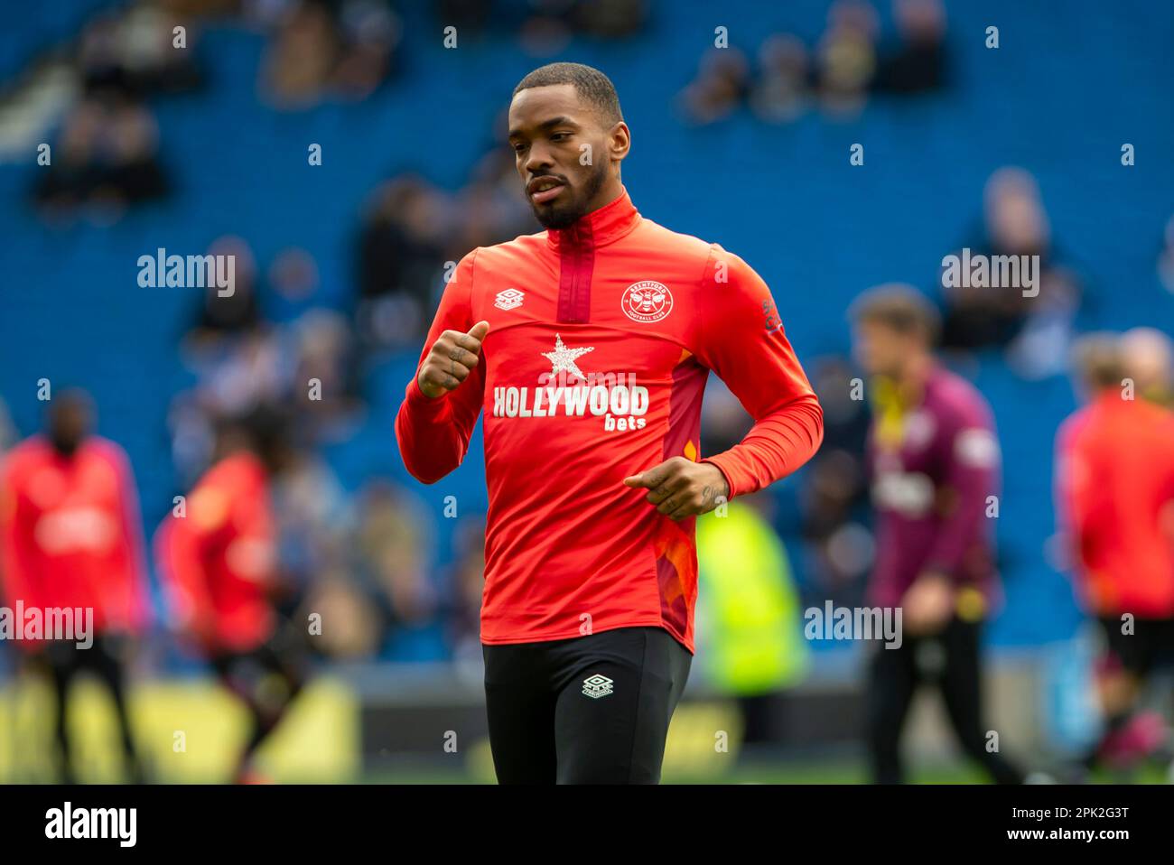 Ivan Toney di Brentford si scalda prima della partita della Brighton and Hove Albion contro Brentford Premier League presso l'American Express Community Stadium di Brighton. Sabato 1st aprile 2023 - Foto Stock