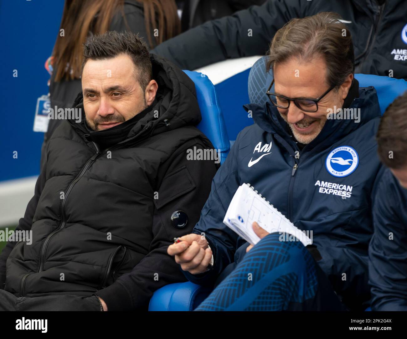 Il capo allenatore di Brighton Roberto De Zerbi (a sinistra) e il suo assistente capo allenatore Andrea Maldera prima della partita di Brighton e Hove Albion contro Brentford - Premier League all'American Express Community Stadium di Brighton. Sabato 1st aprile 2023 - Foto Stock