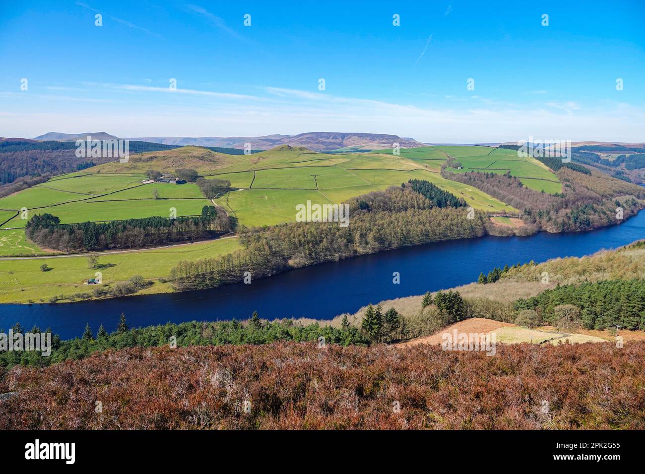 Camminando lungo Dovestones Edge, sopra il lago artificiale di Ladybower e le dighe di Derwent, Peak District, Derbyshire, Regno Unito Foto Stock