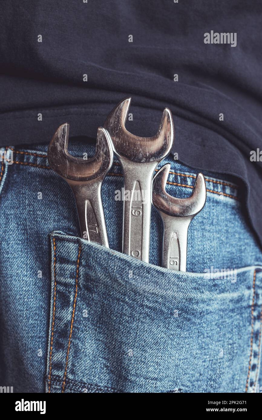 Una chiave da uomo con una mano. Vista laterale. Ideale per progetti industriali, meccanici e fai da te Foto Stock