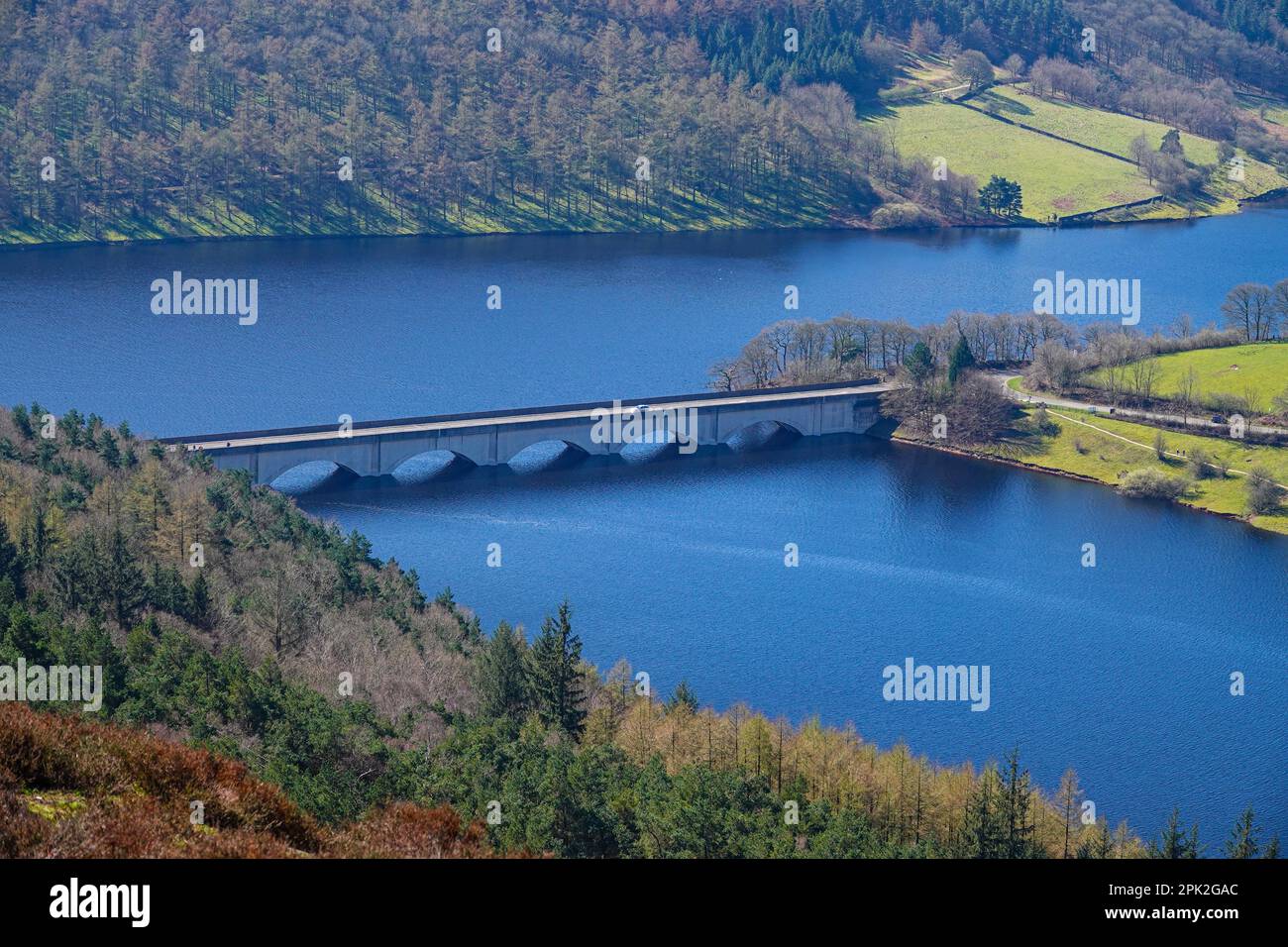 Camminando lungo Dovestones Edge, sopra il lago artificiale di Ladybower e le dighe di Derwent, Peak District, Derbyshire, Regno Unito Foto Stock
