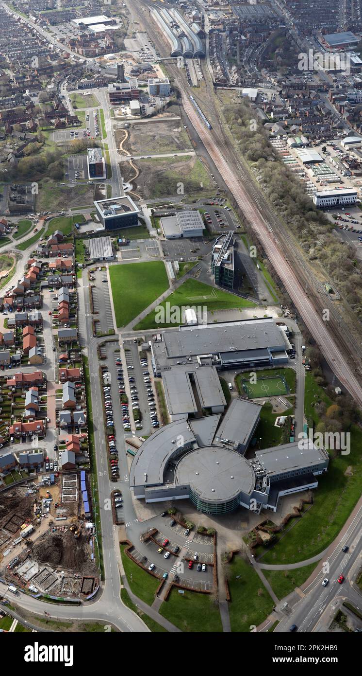 Vista aerea del Darlington College (primo piano) e della Teesside University (a metà strada) Darlington, County Durham Foto Stock