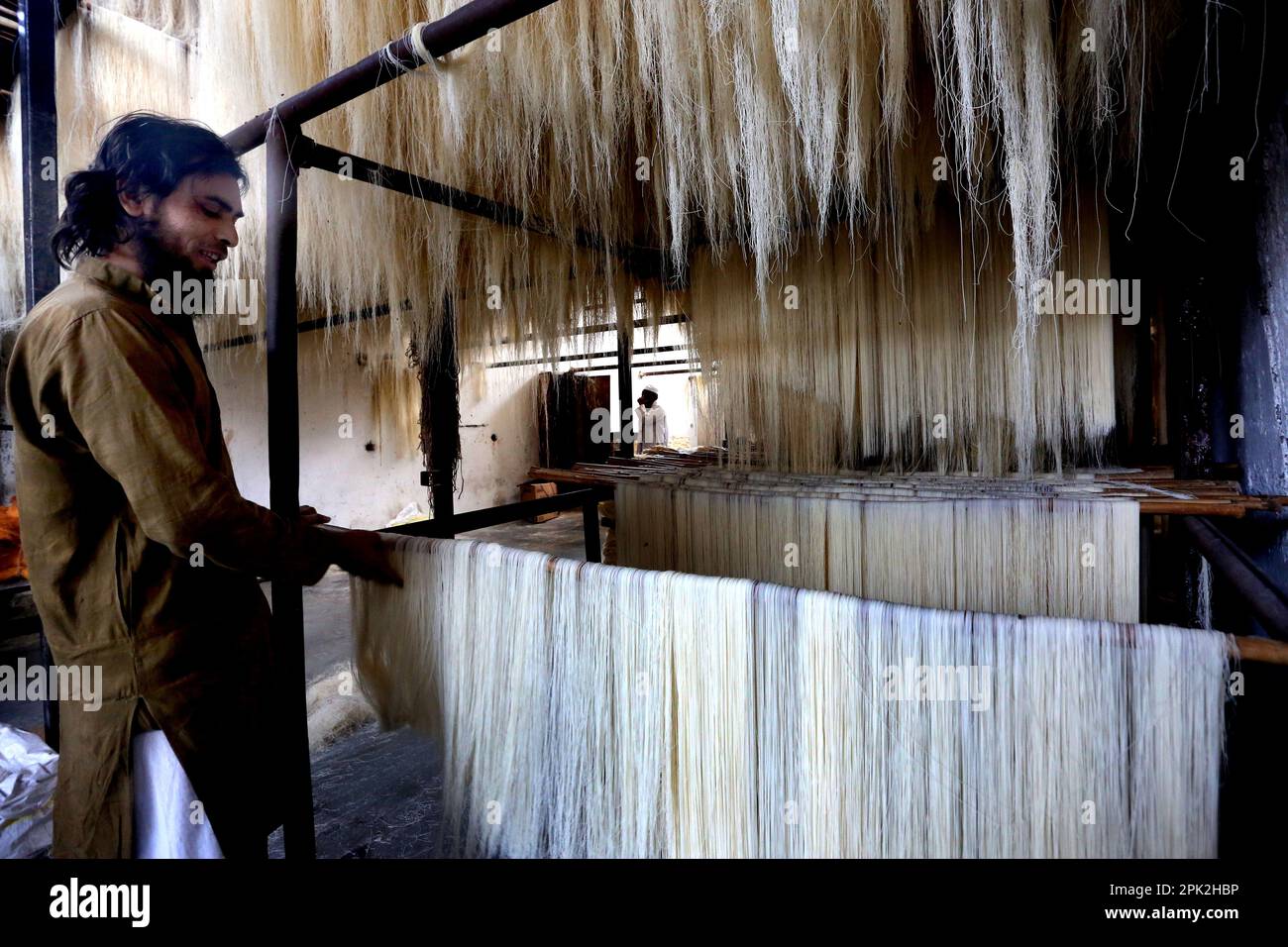 Bhopal, stato indiano di Madhya Pradesh. 4th Apr, 2023. Un lavoratore processi vermicelli utilizzati per rompere veloce durante il mese santo di Ramadan a Bhopal, capitale dell'India Madhya Pradesh stato, 4 aprile 2023. Credit: Str/Xinhua/Alamy Live News Foto Stock